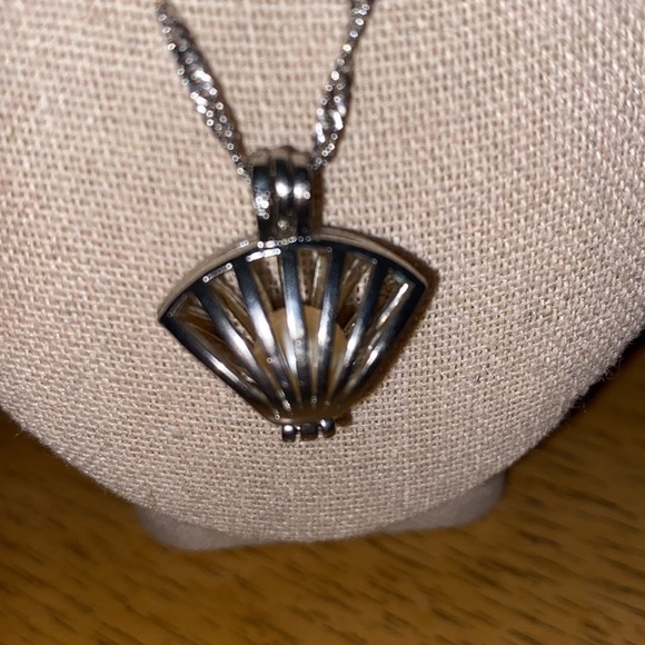 women’s pearl and chain necklace & earrings - Picture 3 of 4